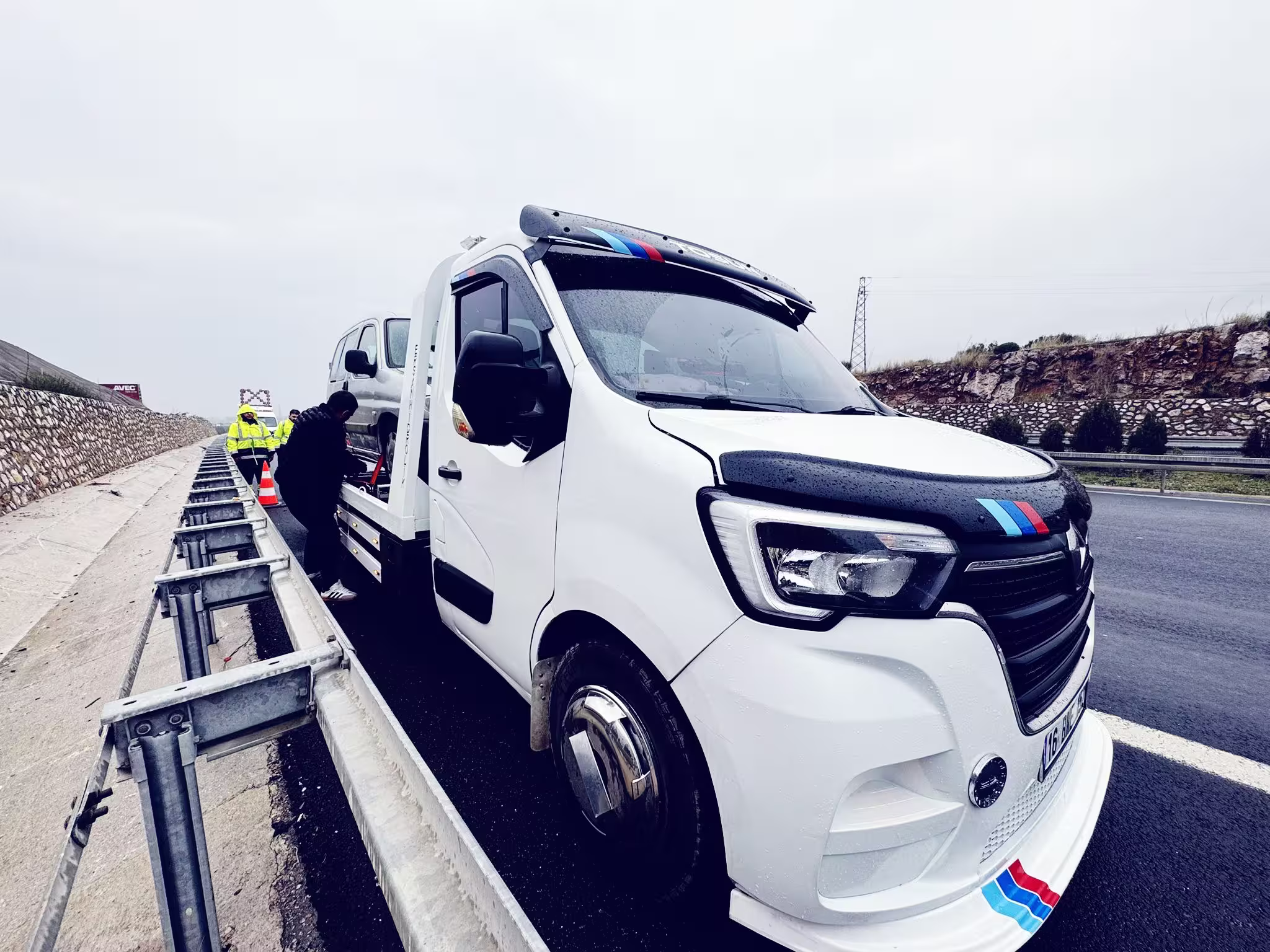 Bursada 7/24 Oto çekici hizmeti sunan Tsn Oto Çekici aracı